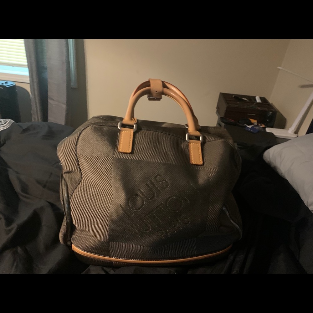 AUTHENTIC!   Louis Vuitton Damien Grant Aventurier
